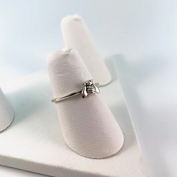 NWT small dainty sterling silver bee ring size 8 - Picture 2 of 5